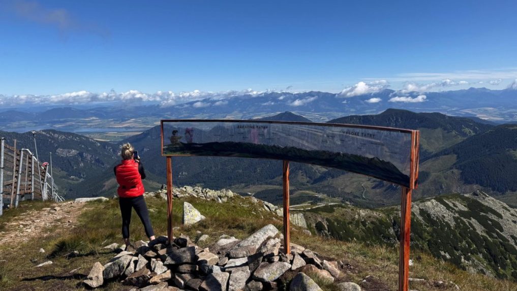 Turistka na novom Panoramatickom chodníku, ktorý otvorili na Chopku v Nízkych Tatrách.