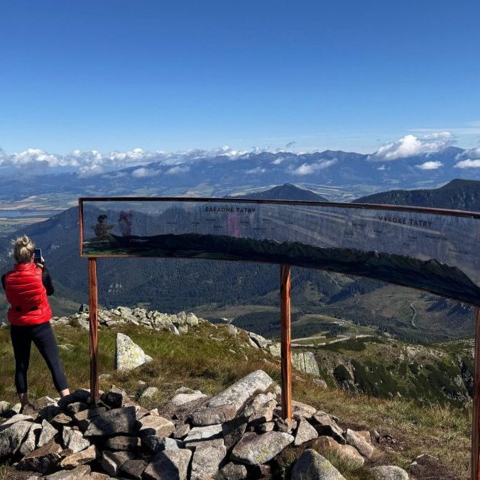 Turistka na novom Panoramatickom chodníku, ktorý otvorili na Chopku v Nízkych Tatrách.