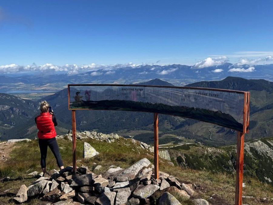 Turistka na novom Panoramatickom chodníku, ktorý otvorili na Chopku v Nízkych Tatrách.