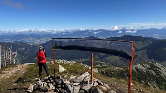 Turistka na novom Panoramatickom chodníku, ktorý otvorili na Chopku v Nízkych Tatrách.