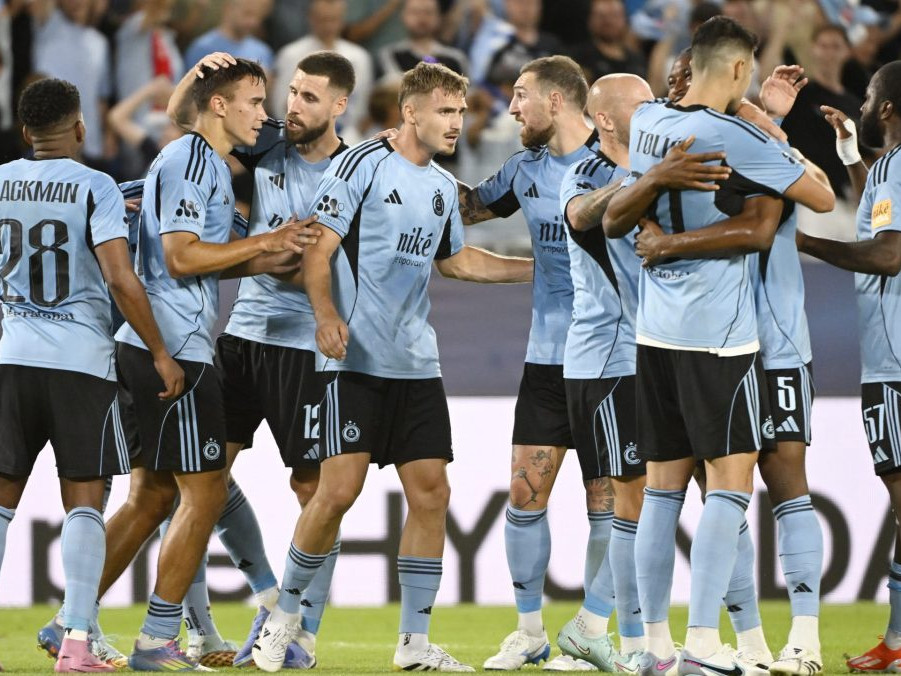 Radosť hráčov Slovana po strelení gólu.