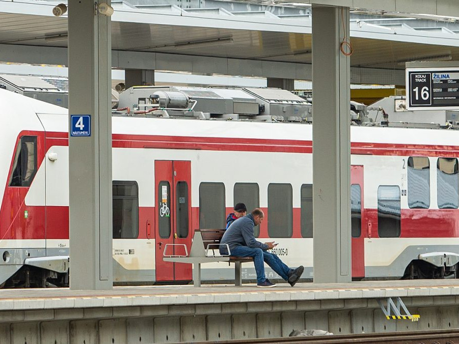 Cestujúci čakajú na vlak na železničnej stanici v Žiline.