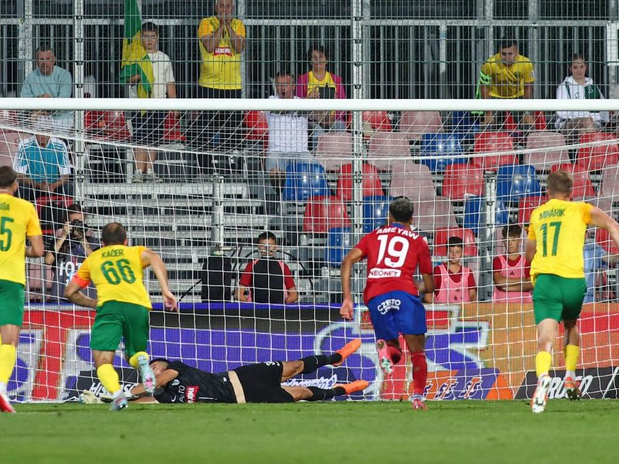 Na snímke v pozadí brankár Ľubomír Belko (Žilina) dostáva druhý gól.