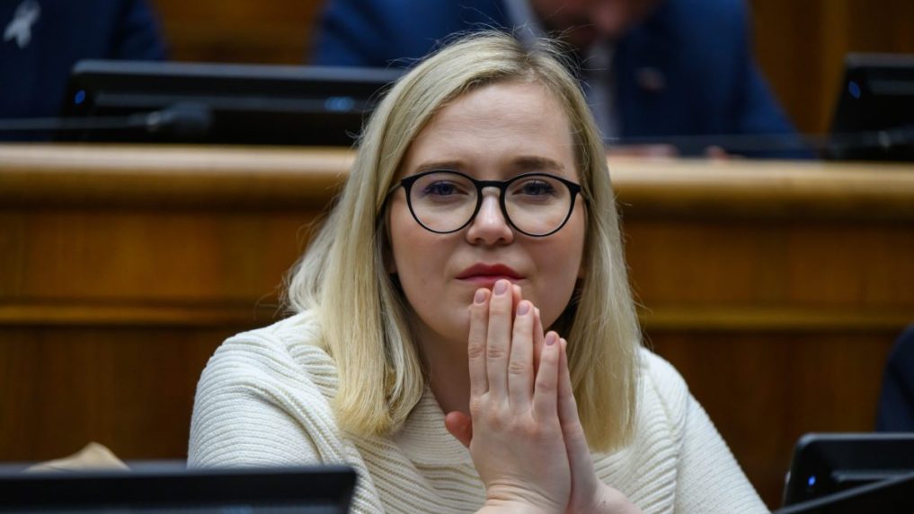 Opozícia uznesením zaviazala vládu podporiť protiruské sankcie: Marcinková hovorí o využití Ficovho právneho ťahu