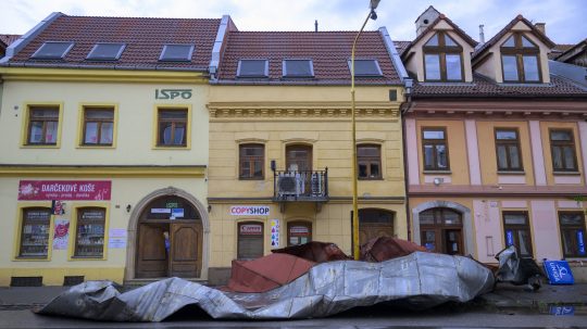 Odfúknutá strecha z budovy na Slovenskej ulici po intenzívnych búrkach v Prešove. (7.7.2025)