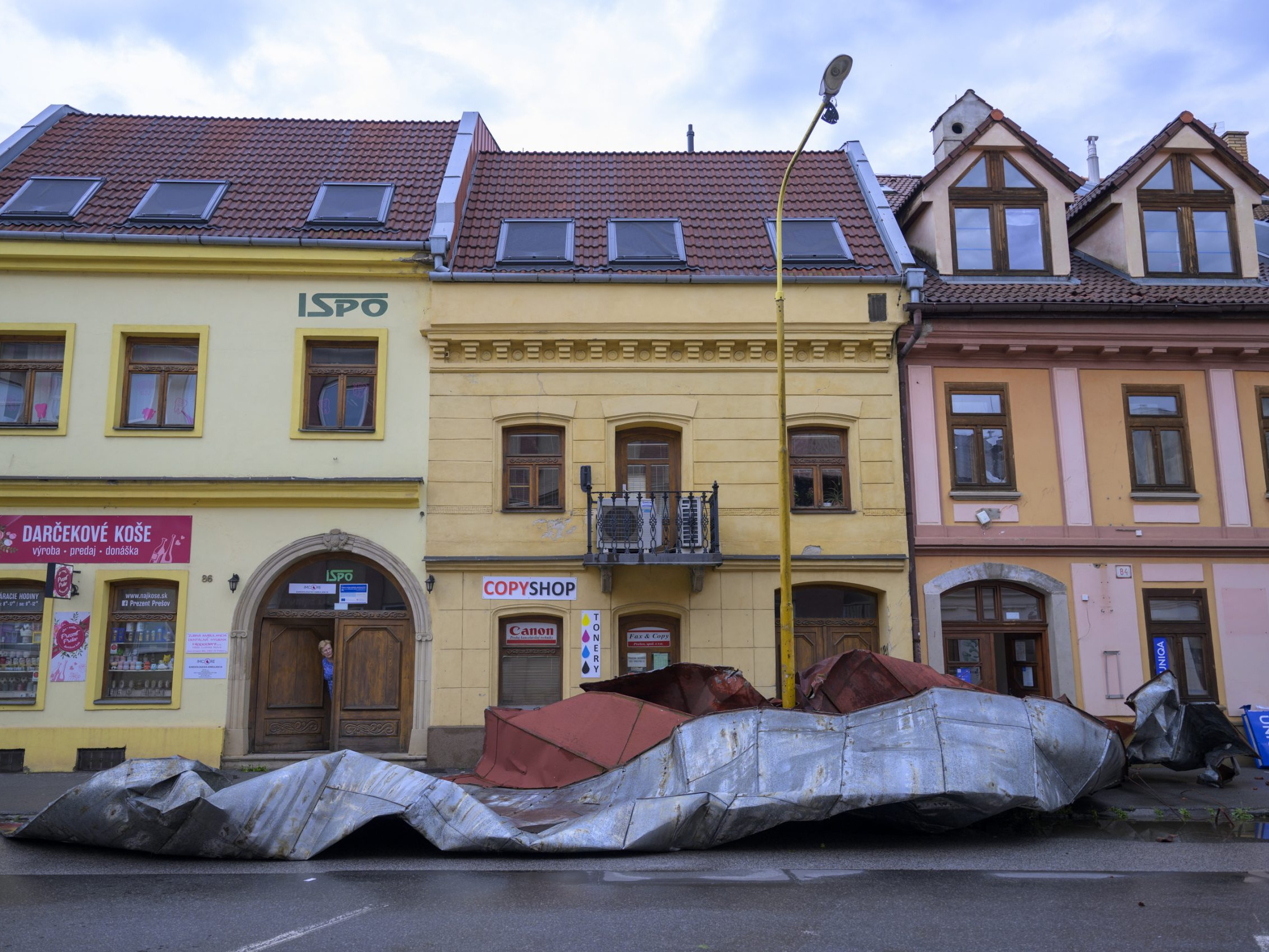 Odfúknutá strecha z budovy na Slovenskej ulici po intenzívnych búrkach v Prešove. (7.7.2025)