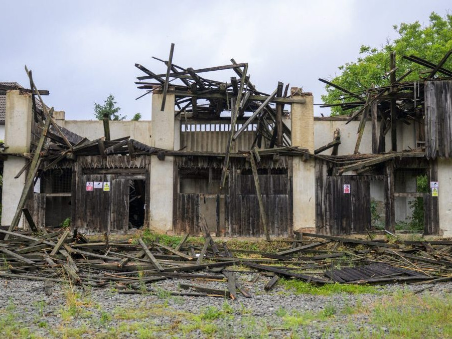 Silný vietor zničil sušiareň liečivých rastlín v Hanušovciach nad Topľou.