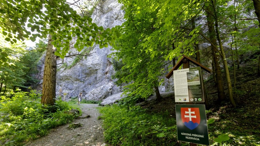 Informačná tabuľa v Manínskej tiesňave.