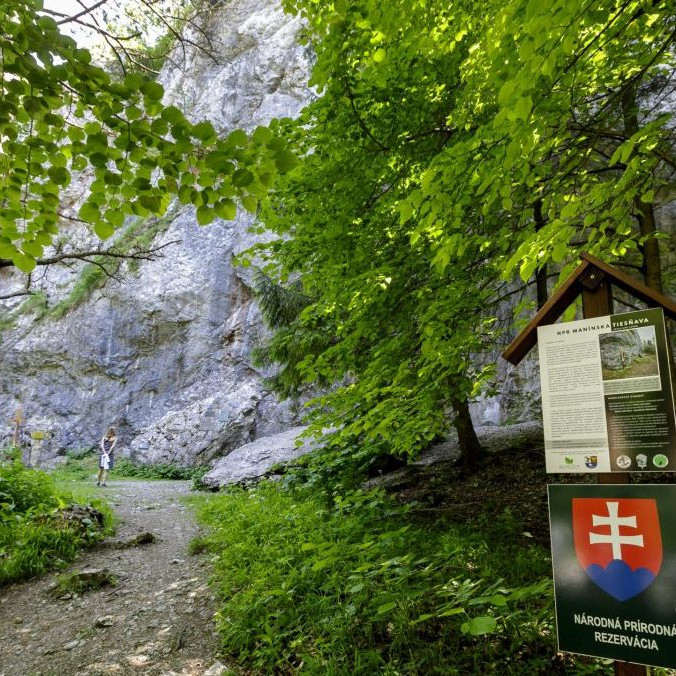 Informačná tabuľa v Manínskej tiesňave.