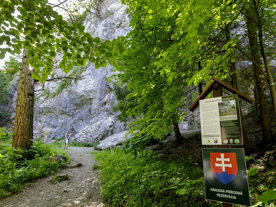 Informačná tabuľa v Manínskej tiesňave.