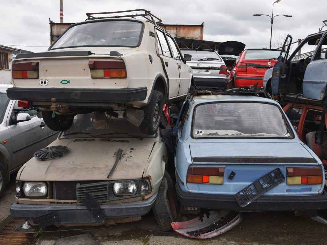 Na snímke vozidlá vyradené z evidencie.