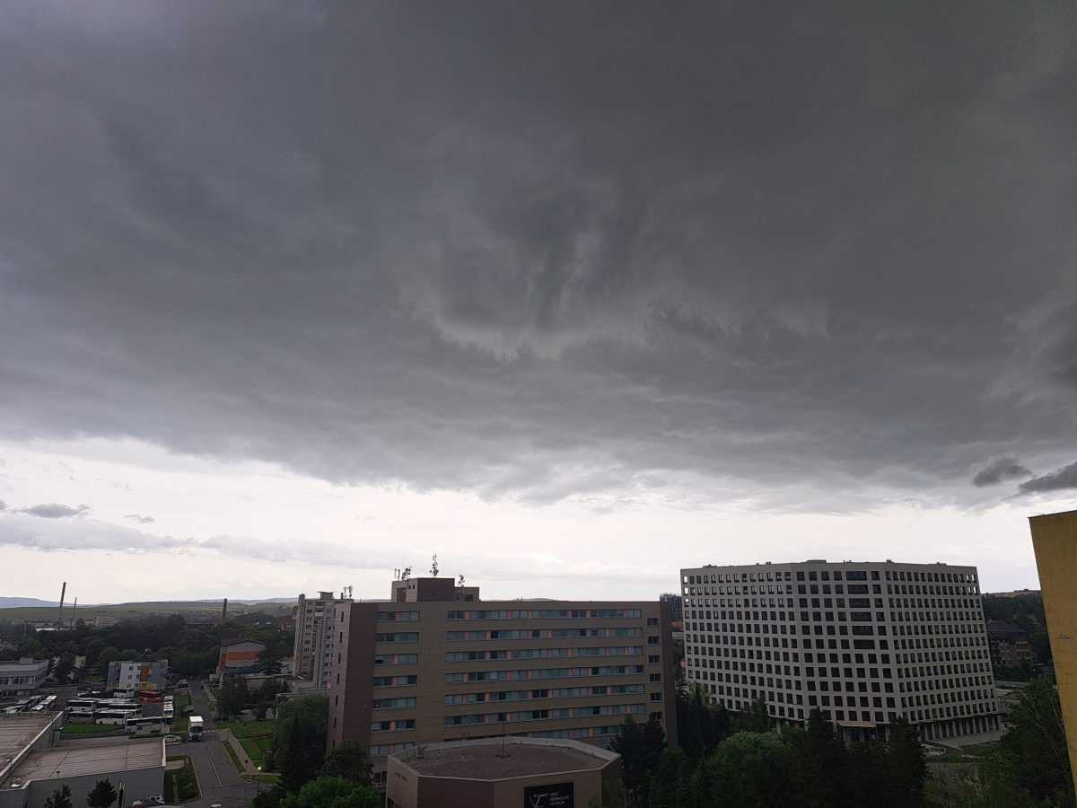 Na ilustračnej snímke je búrka na východe Slovenska.