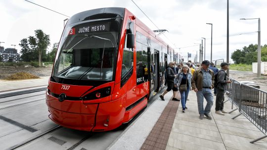 Na snímke električka na konečnej zastávke Južné mesto v bratislavskej mestskej časti Petržalka.