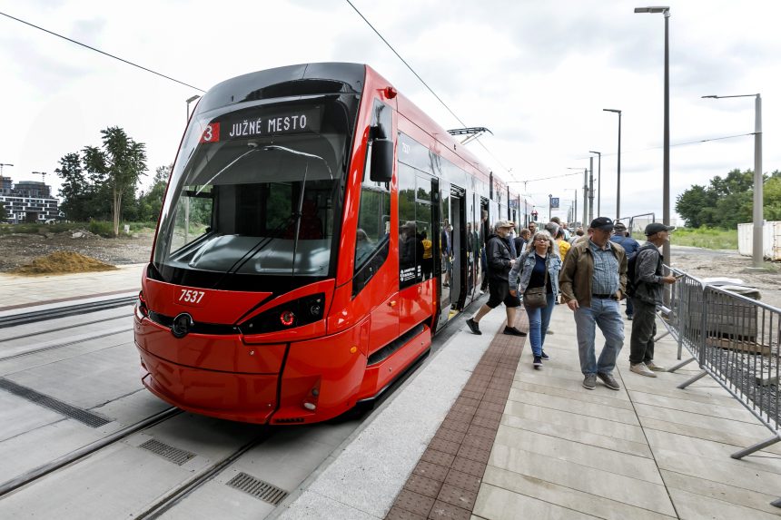 Na snímke električka na konečnej zastávke Južné mesto v bratislavskej mestskej časti Petržalka.
