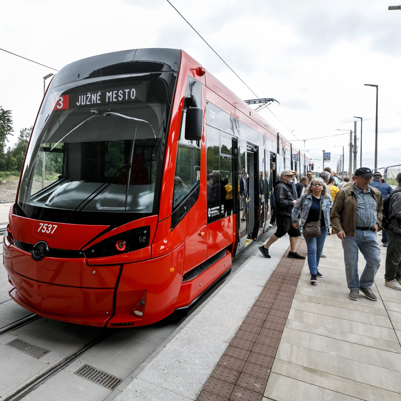 Na snímke električka na konečnej zastávke Južné mesto v bratislavskej mestskej časti Petržalka.