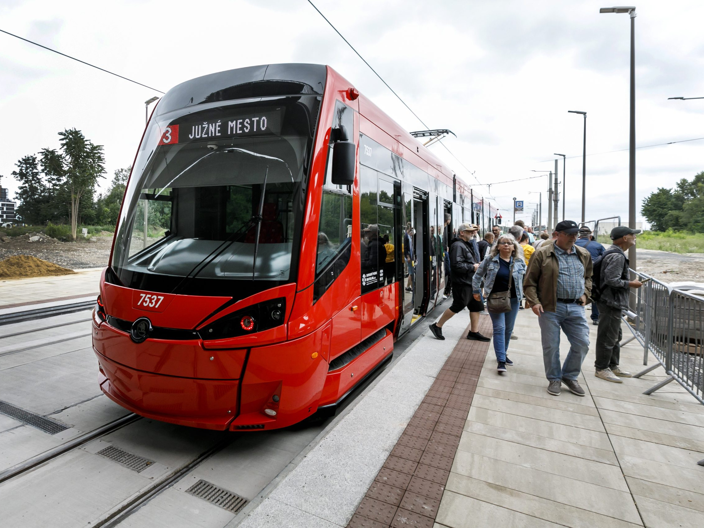 Na snímke električka na konečnej zastávke Južné mesto v bratislavskej mestskej časti Petržalka.