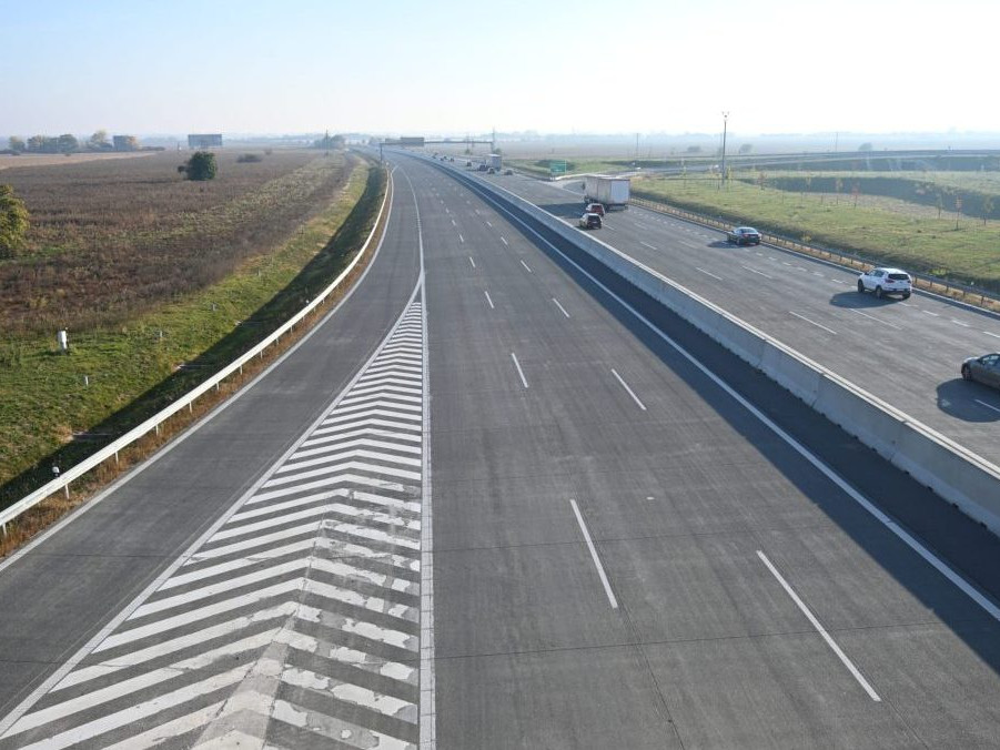 Uzavretá diaľnica D1 v smere z Trnavy do Bratislavy.