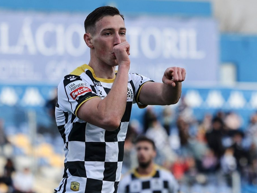 Slovenský futbalista v drese Boavisty Róbert Boženík