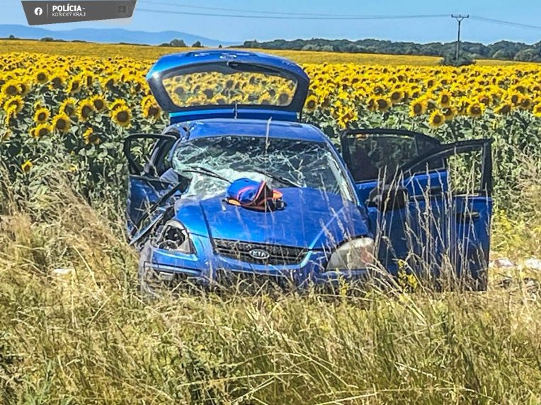 Na snÃƒÂ­mke auto po nehode v obci Pavlovce nad Uhom.