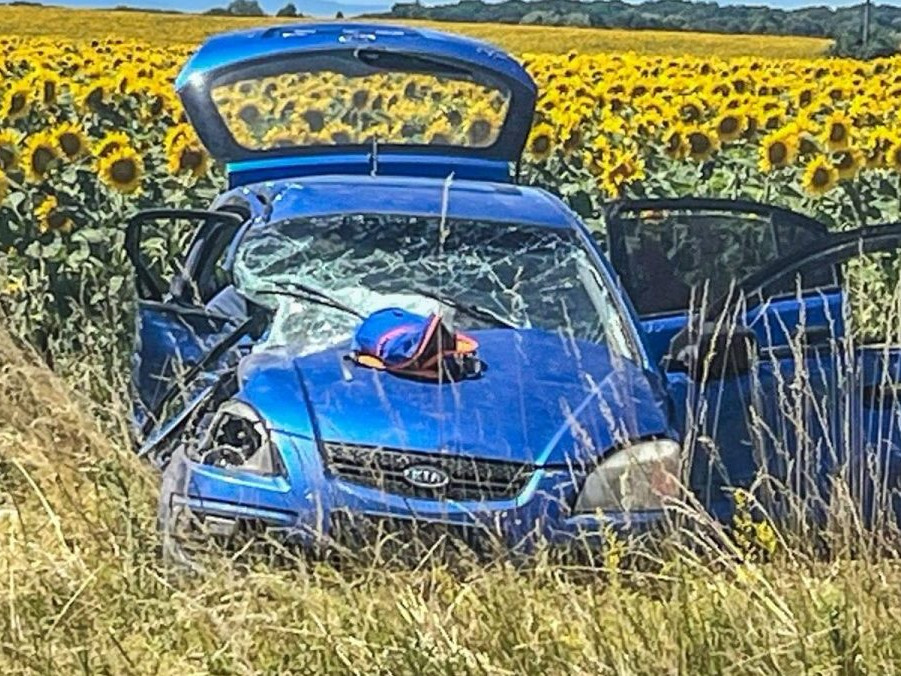 Na snímke auto po nehode v obci Pavlovce nad Uhom.