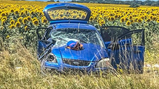 Na snímke auto po nehode v obci Pavlovce nad Uhom.