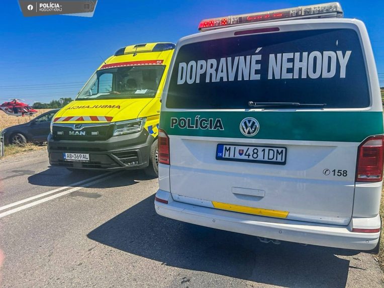 Na snÃƒÂ­mke zÃƒÂ¡chrannÃƒÂ© zloÃ…Â¾ky na mieste nehody.
