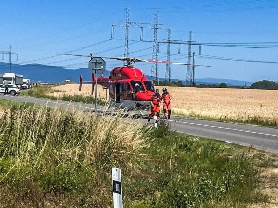 Na snímke vrtuľník na mieste nehody.