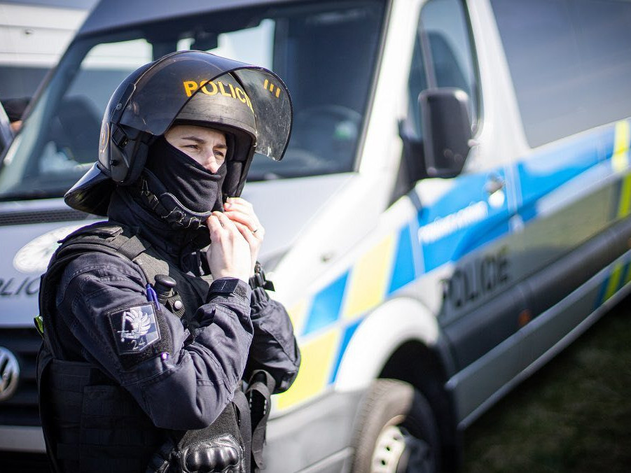 Na snímke český policajt.