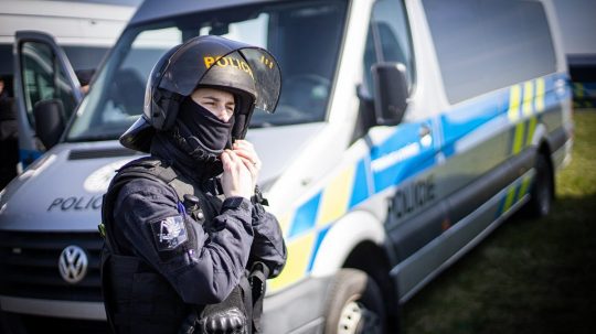 Na snímke český policajt.