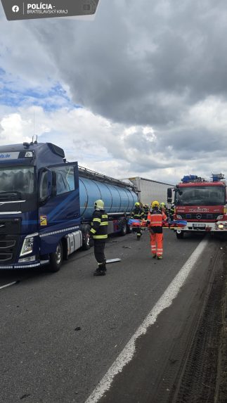 Na snÃƒÂ­mke je nehoda kamiÃƒÂ³nov, pri ktorej zasahujÃƒÂº zÃƒÂ¡chranÃƒÂ¡ri a hasiÃ„Âi.
