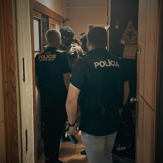 V Dnipre zadržali muža podozrivého z bombových vyhrážok na slovenské a české školy. Zrejme ho financoval aktér z Ruska