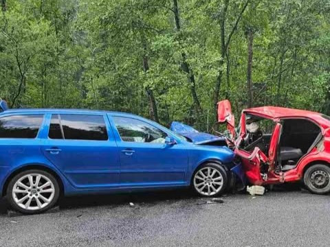 Záber havárie na Horehroní, modré combi je prednou časťou v červenom sedane, ktoré má zrolovaný predok.