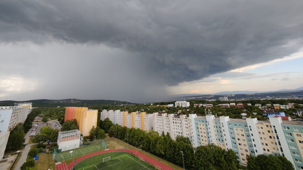 Tlaková níž Gabriel so suchom pomohla, no neukončila ho na celom Slovensku. Zrážky prinesú ďalšie búrky na východe