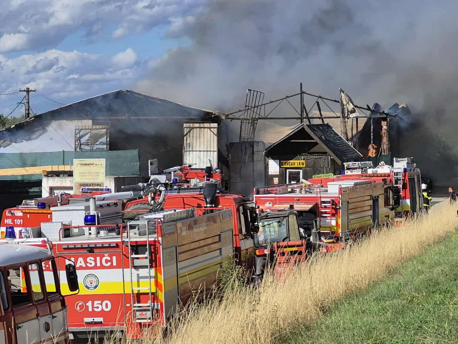 Na snímke hasiči zasahujú pri likvidácii požiaru v Ilave.