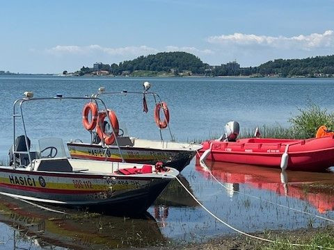 Na snímke loď HaZZ pri zásahu pri náleze tela na vodnej hladine na Zemplínskej šírave.