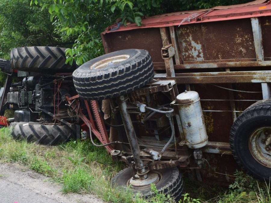 Traktorista skončil prevrátený v priekope.