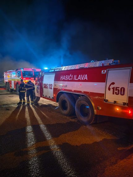 Na snímke hasiči pri zásahu v Ilave.