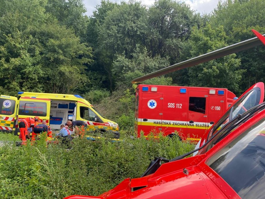 Záchranársky vrtuľník z Košíc bol vyslaný k vážnej dopravnej nehode.