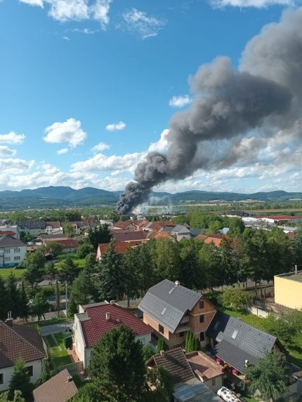 Na snímke požiar v v priemyselnej zóne v Ilave.