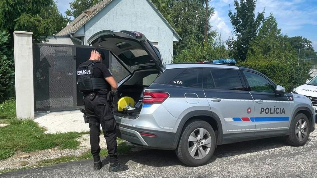 Na snímke polícia pri rodinnom dome v Lukáčovciach.