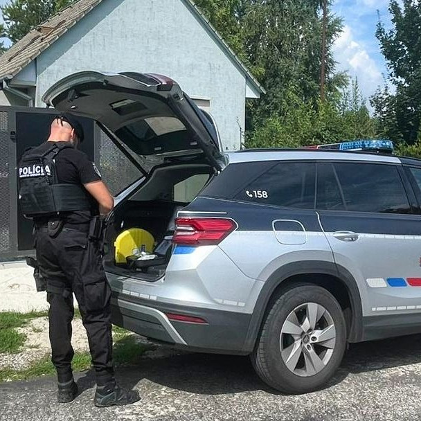 Na snímke polícia pri rodinnom dome v Lukáčovciach.