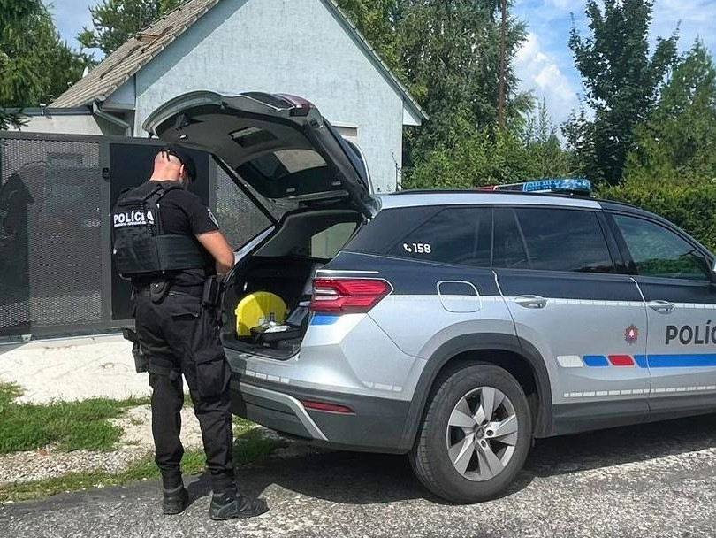 Na snímke polícia pri rodinnom dome v Lukáčovciach.