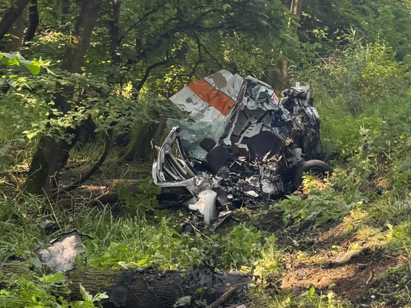 Na snímke zničená dodávka po nehode.