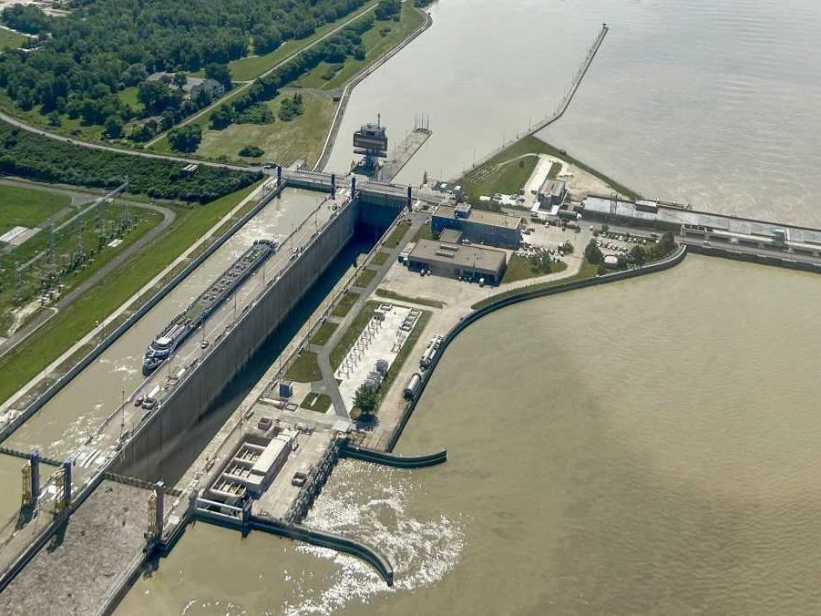 Hydrocentrála a plavebné komory Vodného diela Gabčíkovo.