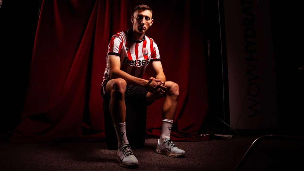 Róbert Boženík v drese Stoke City.