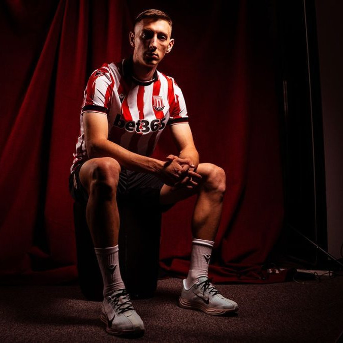 Róbert Boženík v drese Stoke City.