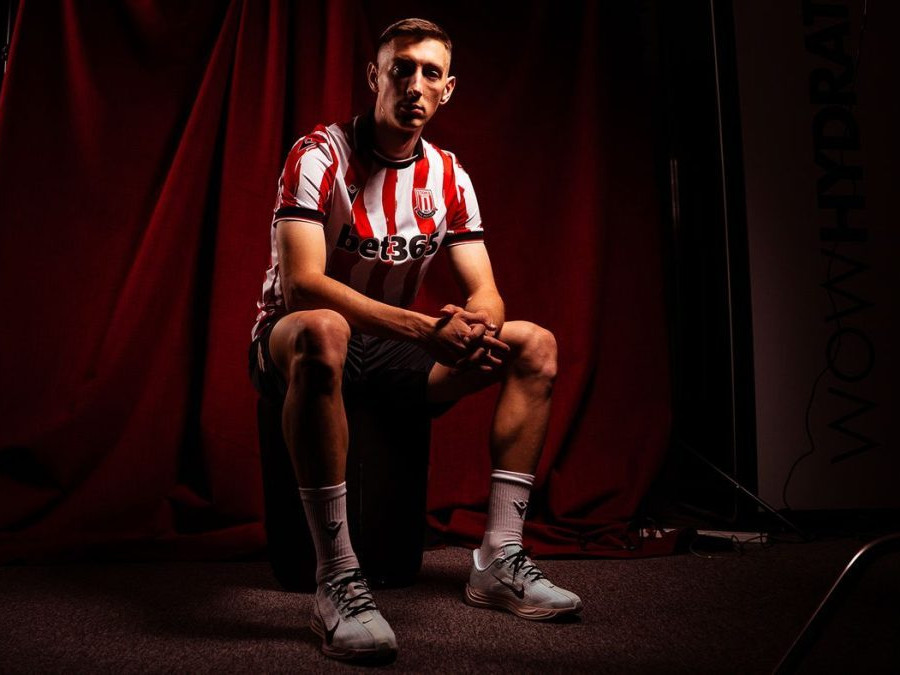 Róbert Boženík v drese Stoke City.