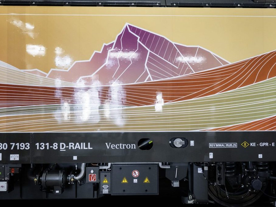 ZSSK predstavila rušne Siemens Vectron v novom vizuálnom dizajne.