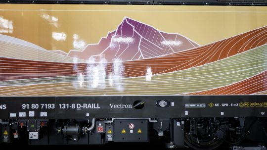 ZSSK predstavila rušne Siemens Vectron v novom vizuálnom dizajne.