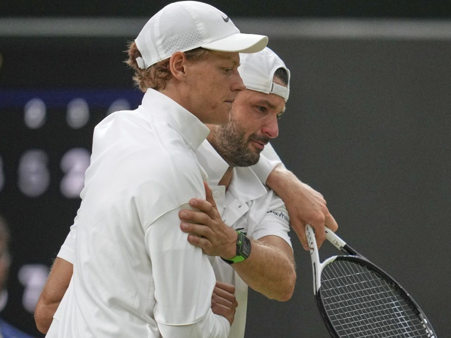 Smola na grandslamoch ho sprevádza naďalej: Dimitrov mal Sinnera na lopate, potom prišlo zranenie, skreč a slzy